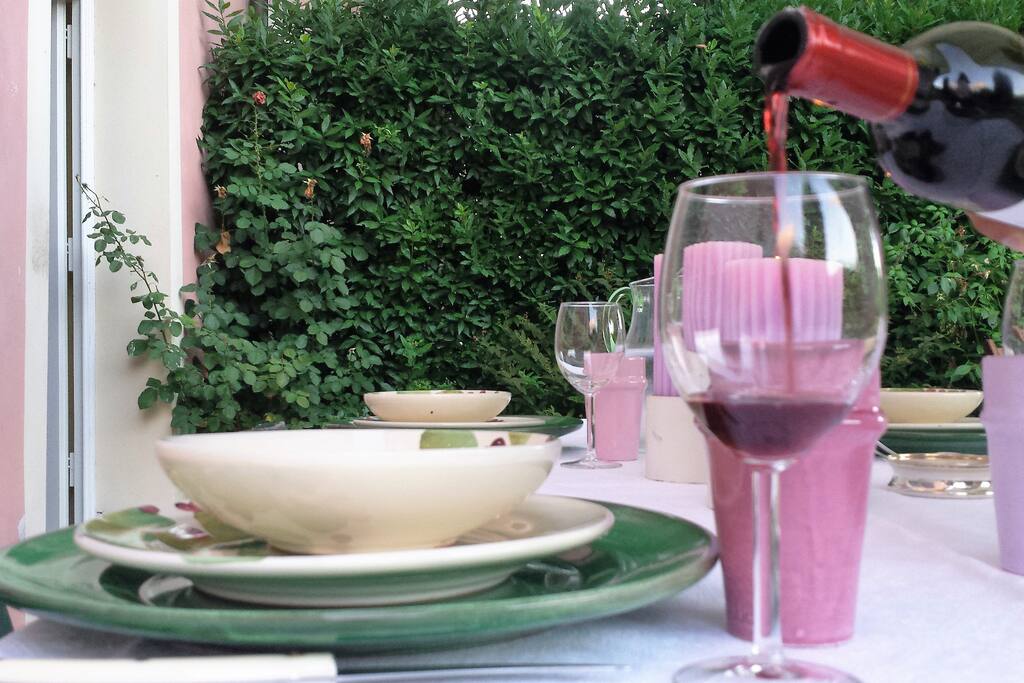 Ambiente intimo all'esterno della villa dove è possibile mangiare con totale riservatezza