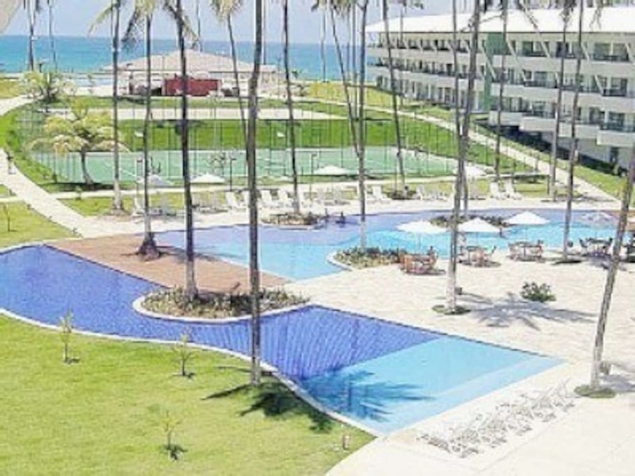 Piscinas e quadra de tênis