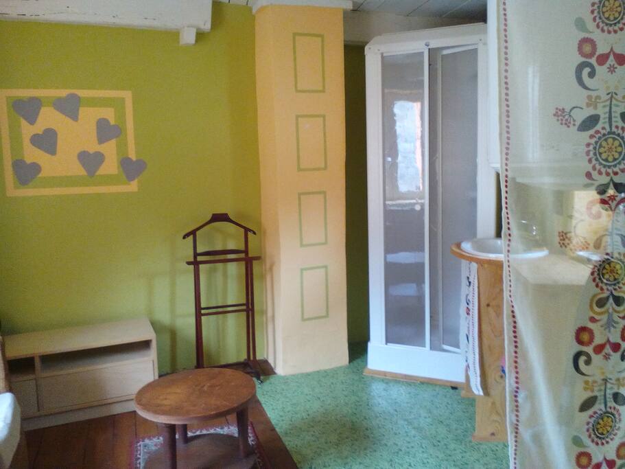 Petite salle de bain au 1er! Avec un coin salon! Ce n'est pas commun!