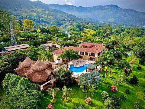Villa Santillana 7 Bedroom Full House 1-18 people