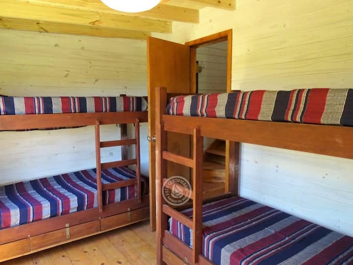 habitacion equipada para 4 personas con vistas al jardin y al deck