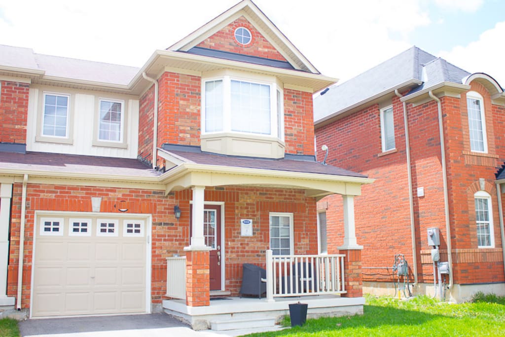 Beautiful bright 3 bedroom house in a quiet family neighbourhood.