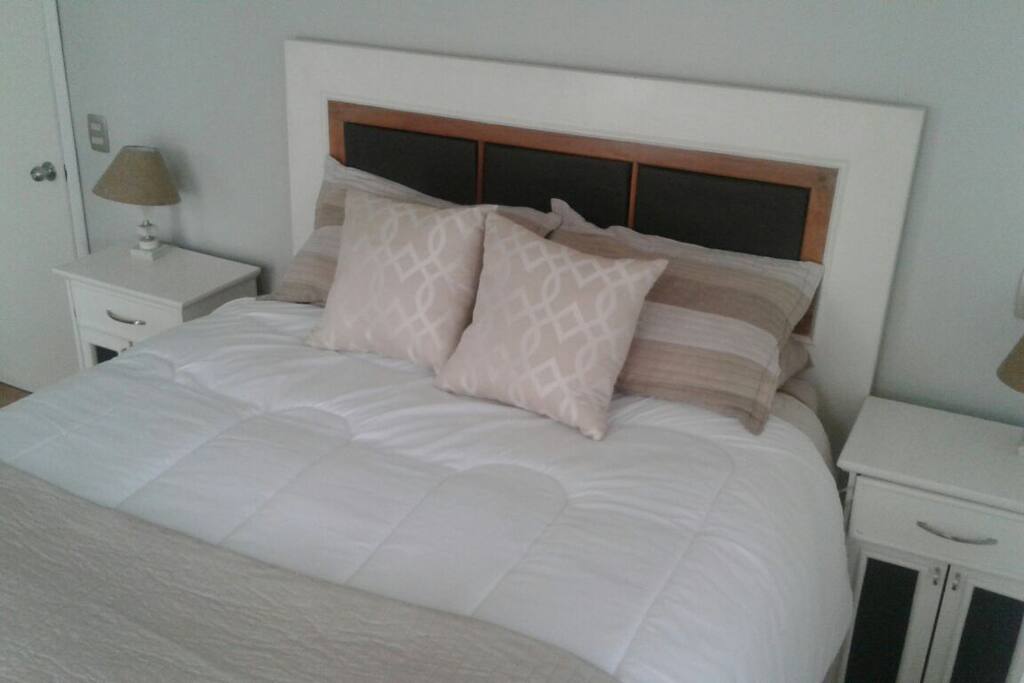 Comoda cama king, con respaldo madera reciclada.