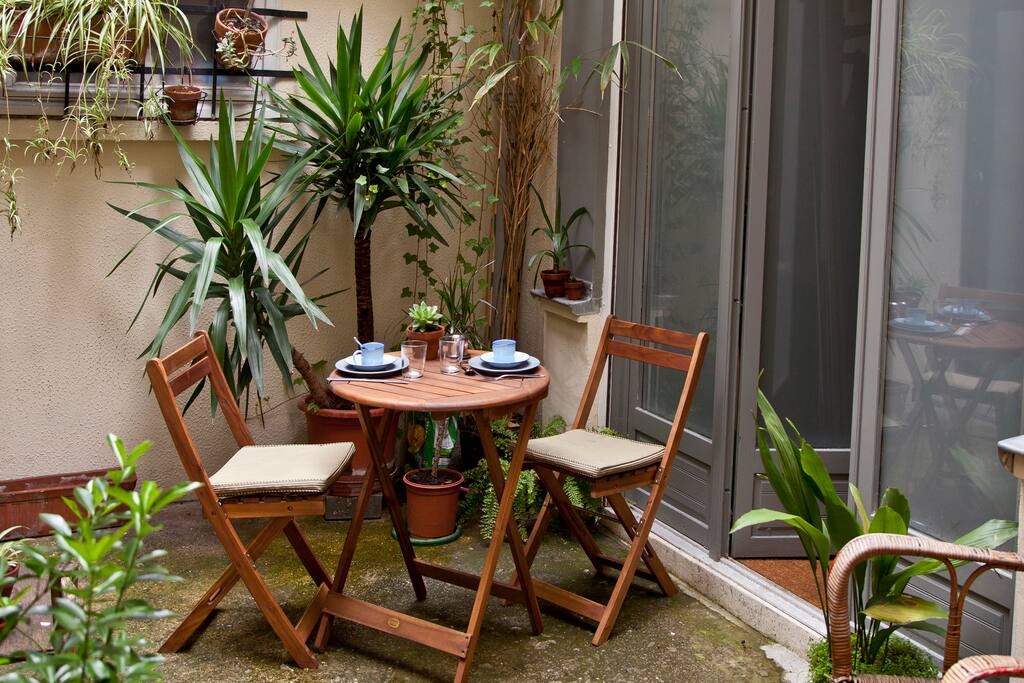 Une cour privé pour boire un verre ou prendre le petit dej (en été)