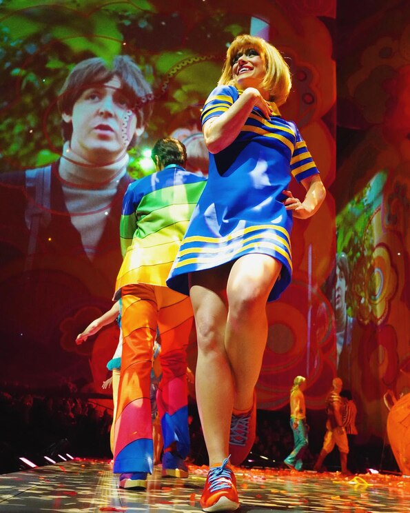 Show full-screen, host-provided image