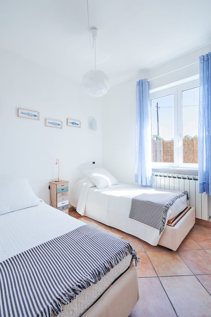 الغرفة المزدوجة (متاحة عند الطلب عند حجز مرتبة مزدوجة لتحويل هذه الغرفة إلى مرتبة مزدوجة)