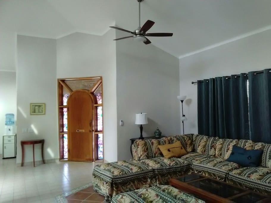 Spacious open floorplan with 14 ft ceiling