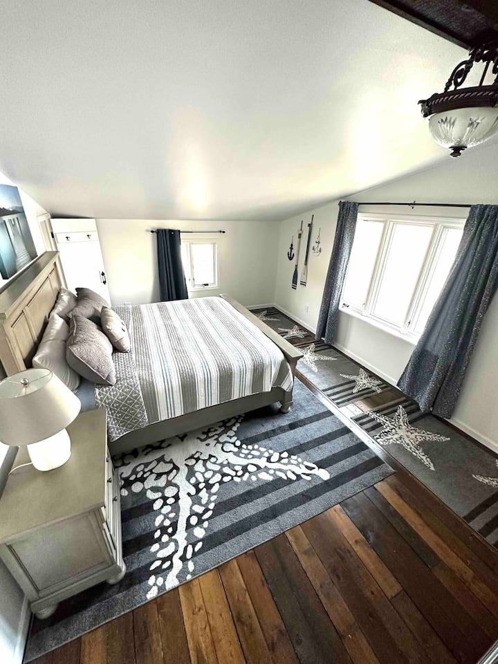 二楼卧室，配备加大双人床。 