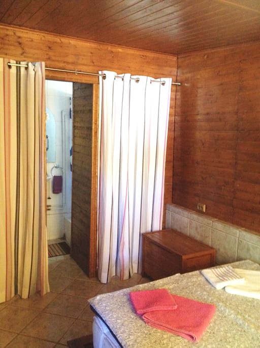 Ensuite dusch och toalett