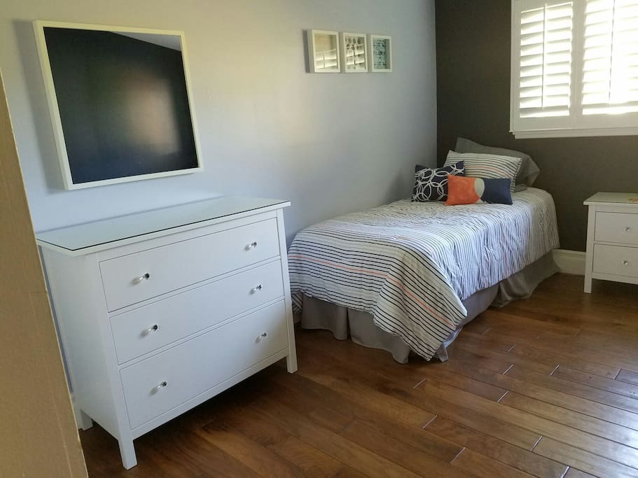 Twin bedroom - dresser and mirror