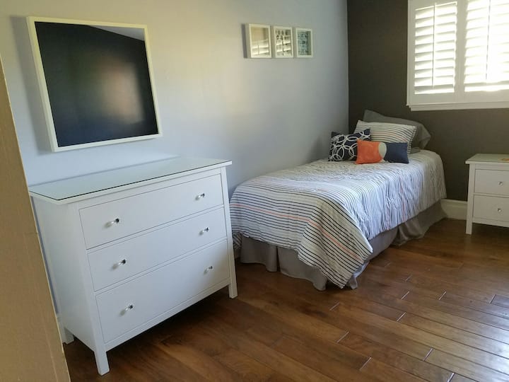 Dormitorio con dos camas individuales - cómoda y espejo