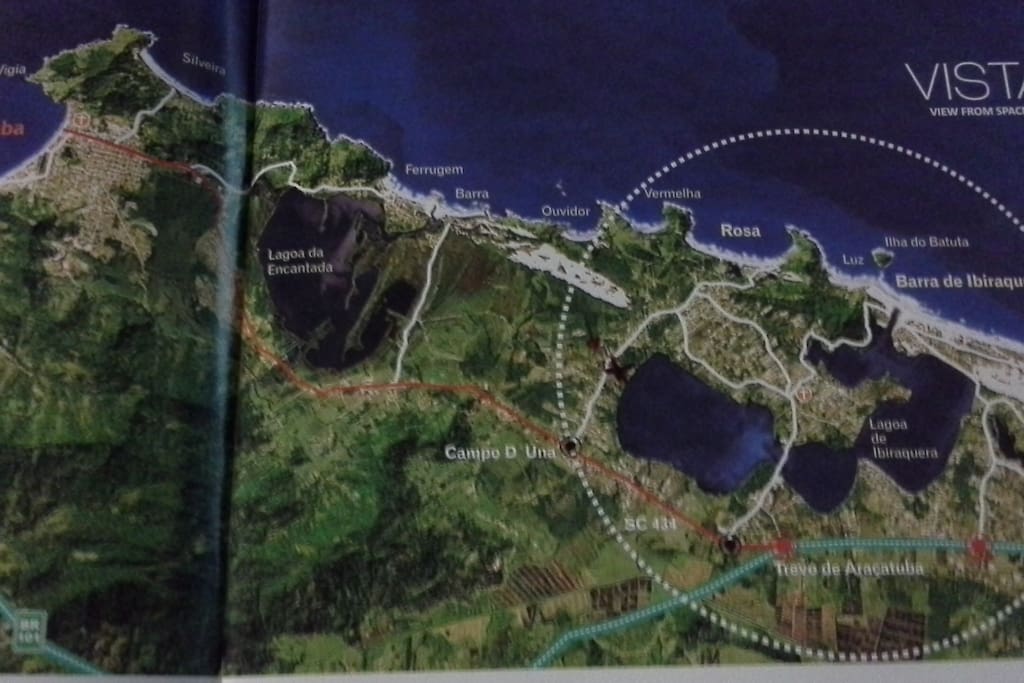 Mapa da região. Condomínio marcado com X, dentro do círculo, lado esquerdo, junto à lagoa.