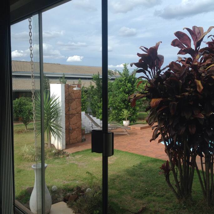 Vista da janela da casa de hóspedes.