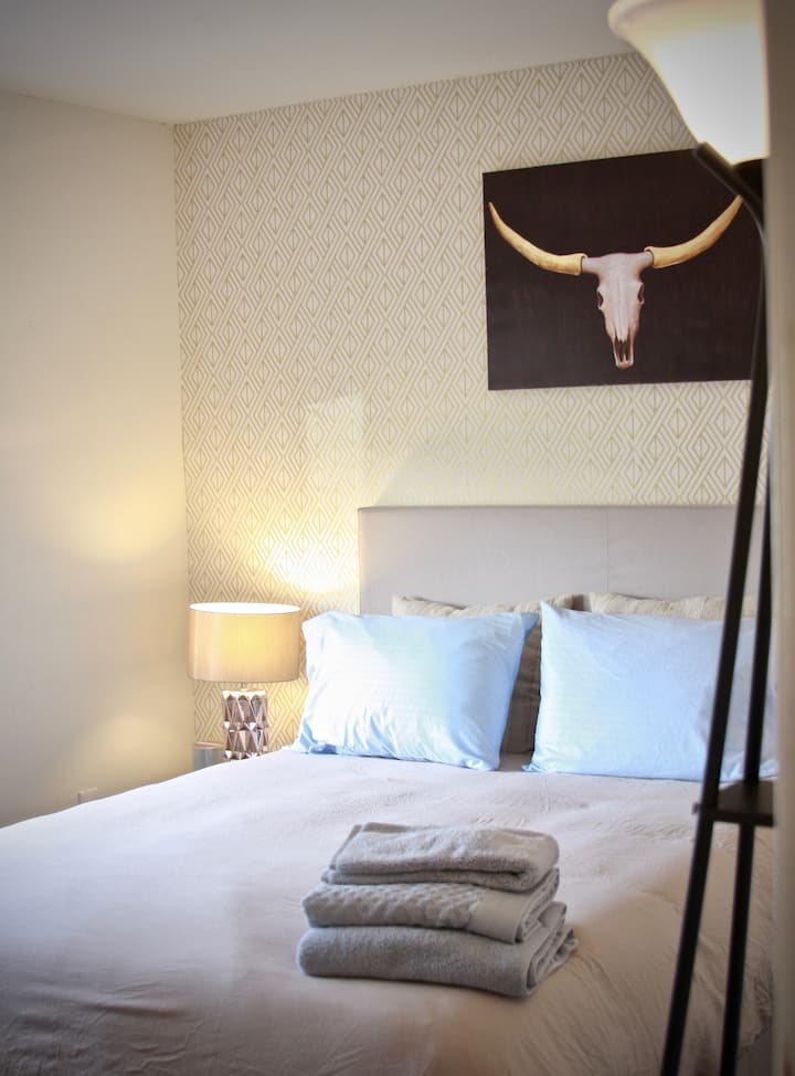 Спална соба 2 - брачен кревет (широк 180-220 см)