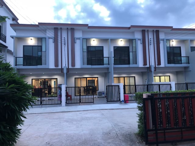 ทาวน์โฮม สวยหรู สะอาด ใกล้สนามไอโมบายเพียง 10 กม