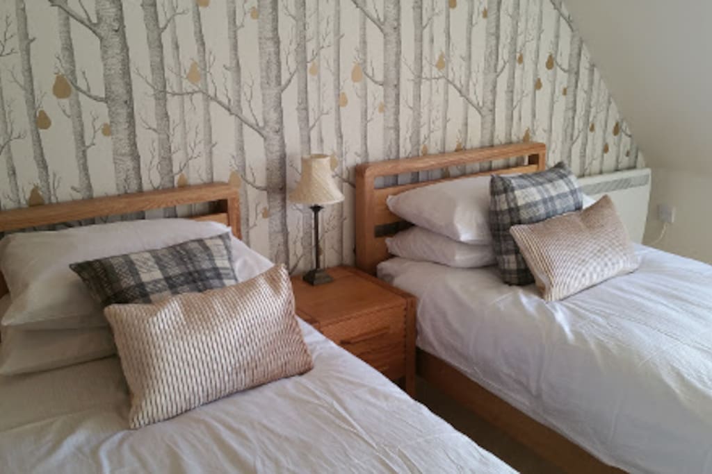 Light and airy bedroom 2 with twin beds