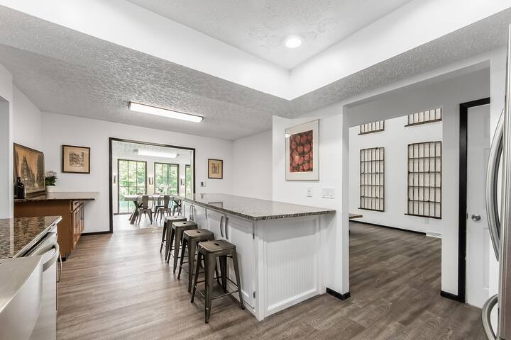 ★Easton Waterfront: Boat, Fish, Theatre, Barcade★ gallery image 3