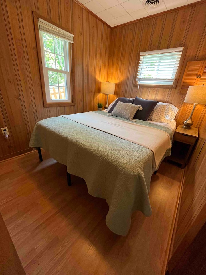 เตียงควีนไซส์พร้อมฟูกบนหมอนเสริมเพื่อเพิ่มความสะดวกสบาย   ไนท์ยืนที่มีสถานีชาร์จอยู่ข้างใน