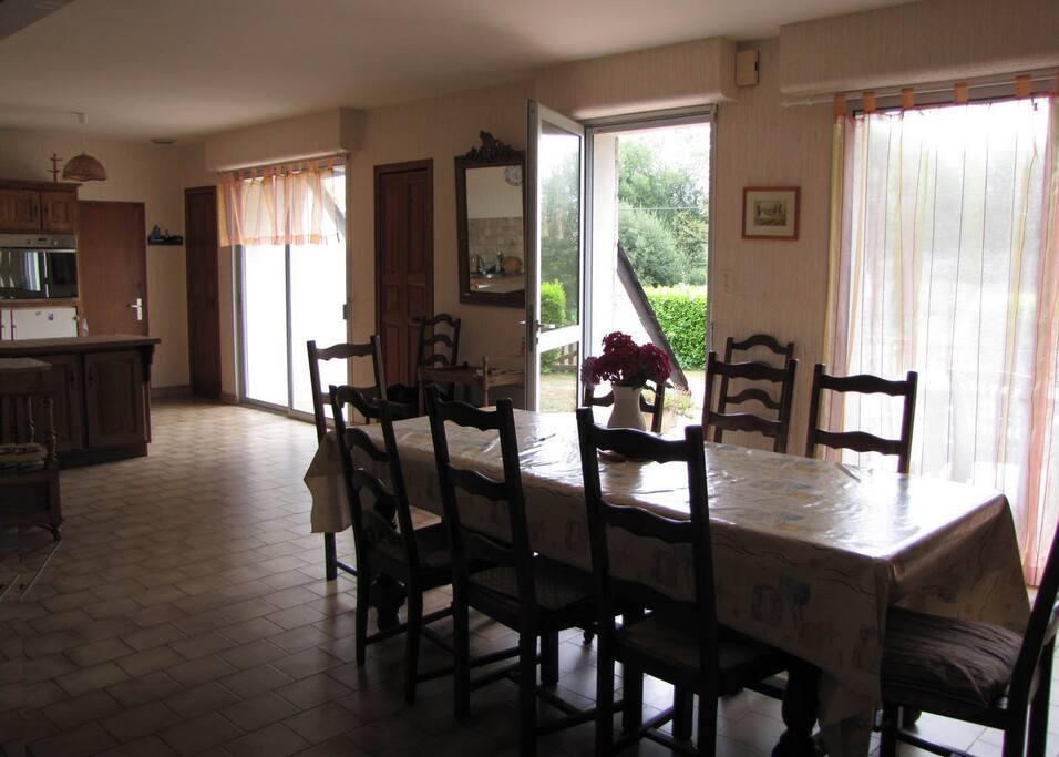 grande salle à manger avec accès terrasse et jardin