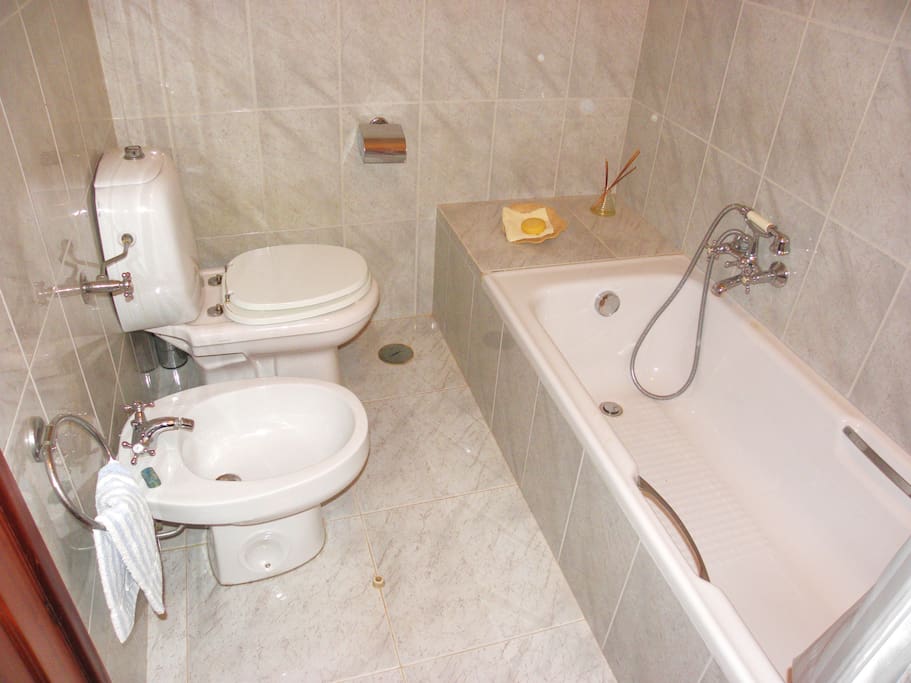 Casa de banho completa da suite.