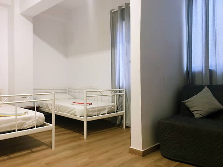 dhomë gjumi me 2 krevate dhe një divan krevat shtesë (në oborr, shumë i qetë)