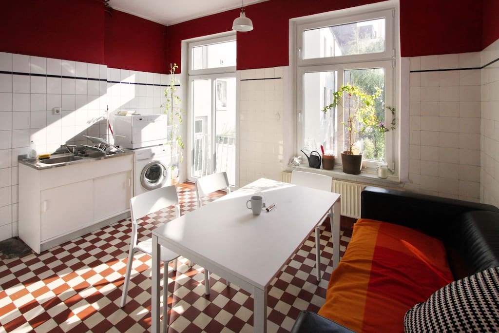 Sehr schöne und geräumige Küche mit Sofa, Tisch und Stühlen. Kühlschrank, Herd, Spüle, Spülmaschiene, Waschmaschine, Toaster, etc.