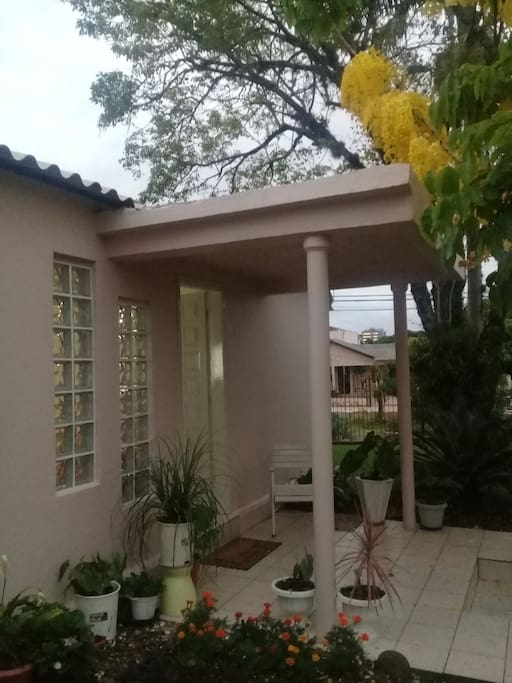 Frente , entrada da casa.