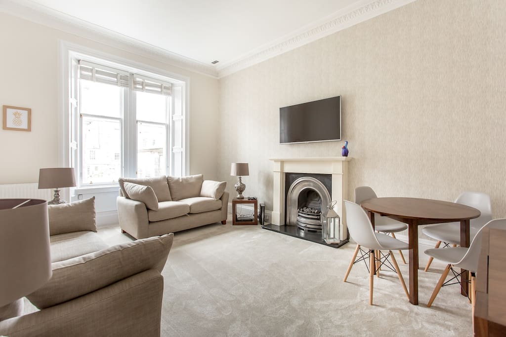 Living room with dining area for 4