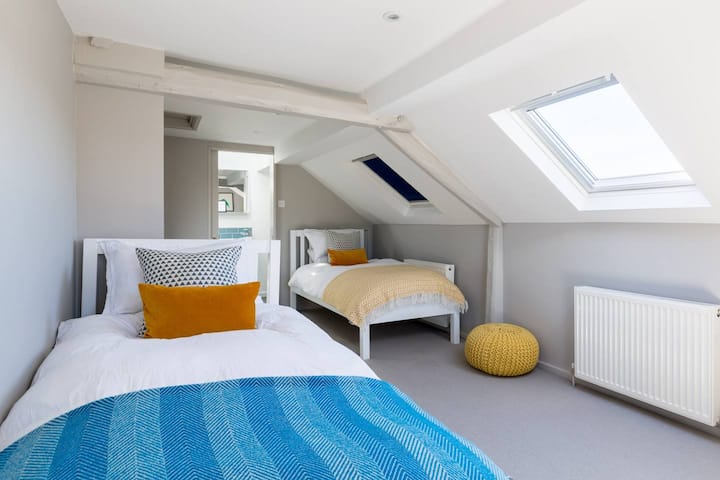 Chambre à deux lits au dernier étage avec salle de bains privative