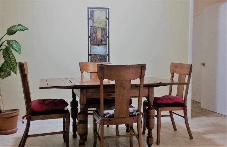 Quiet and cosy suite - easy access from highway 85