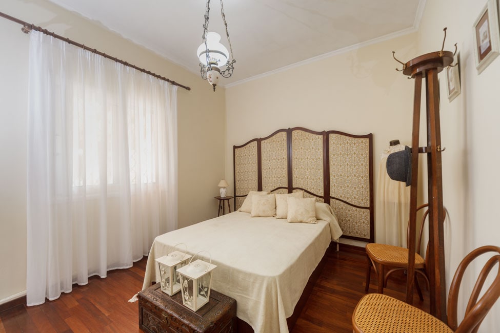 Chumba cheupe cha wageni.