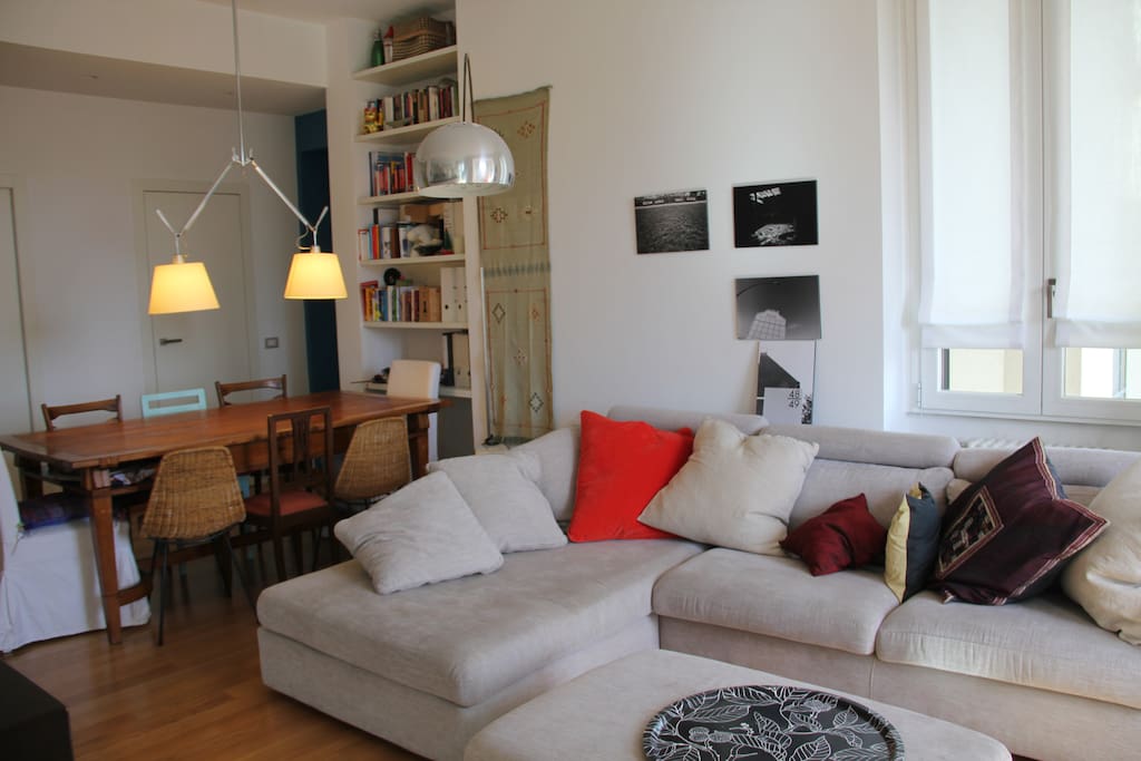 Zona giorno ampia e luminosa, zona pranzo e living
- Bright and comfortable living room with dining area