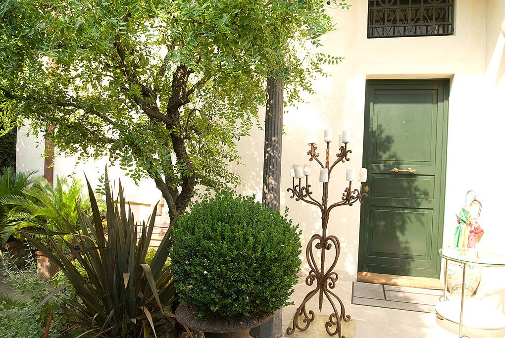 ENTRATA PRINCIPALE CON GIARDINO