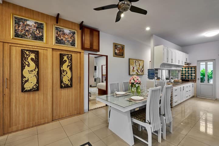 室内用餐区和厨房，您可以在那里准备食物并享受陪伴