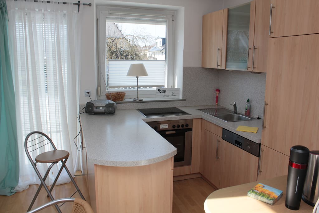 Küche mit Spülmaschine, Herd, Kühlschrank, Wasserkocher, Kaffeemaschine...