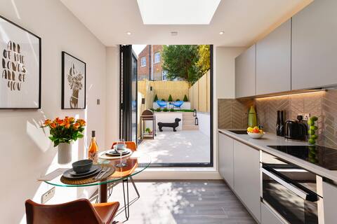 Amazing studio with private patio & BBQ-Basement