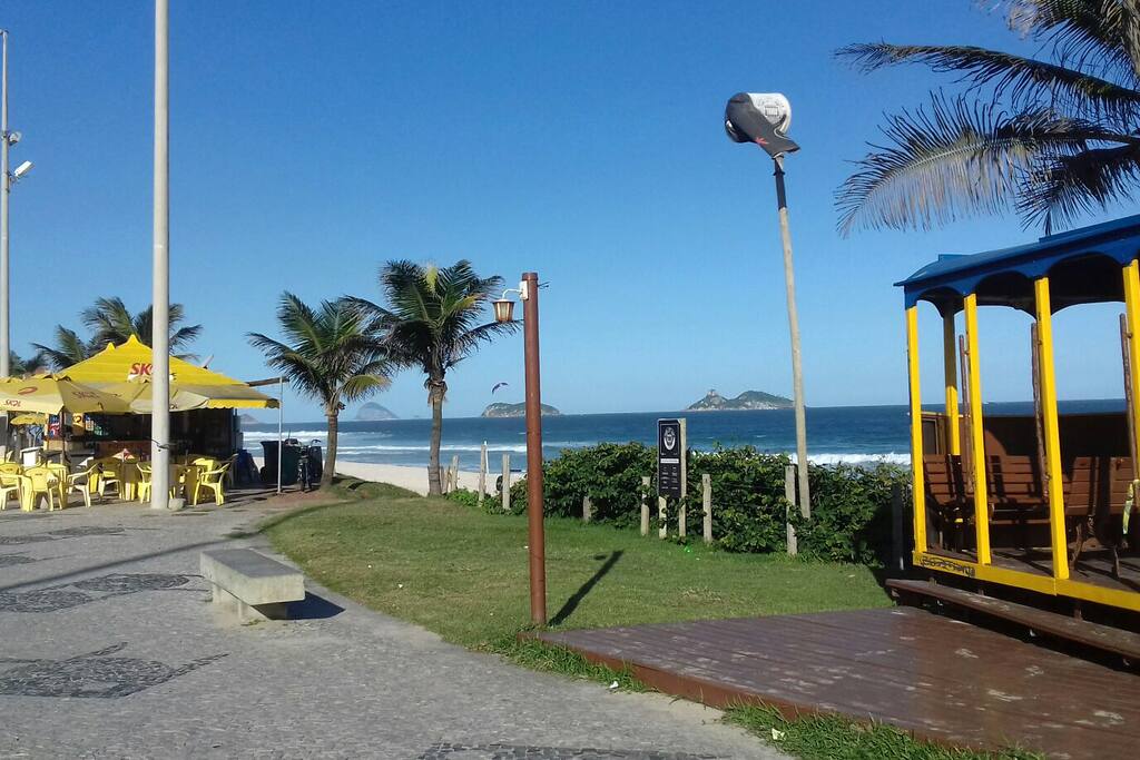 Vista da praia em frente a entrada da casa