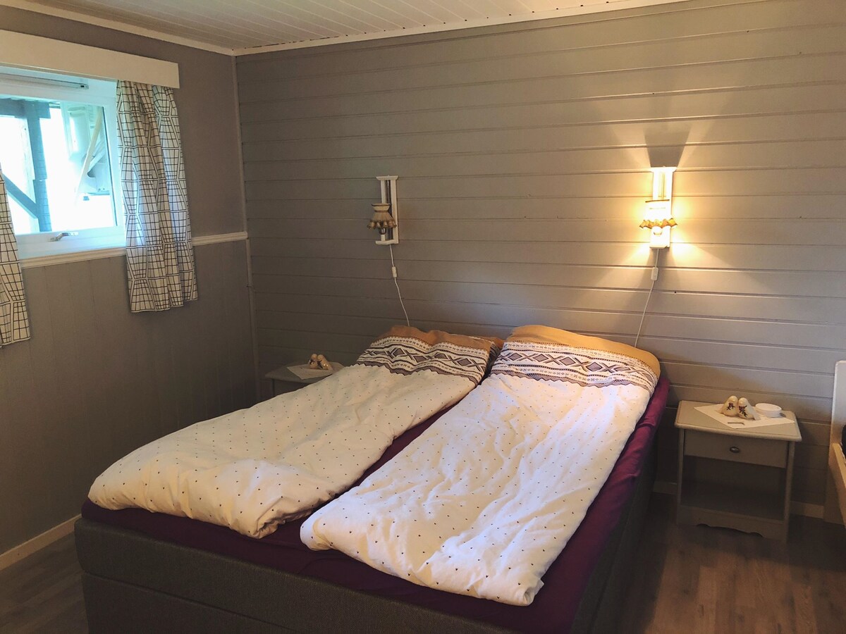 1 спална соба (1 брачен кревет и 1 единечен кревет)