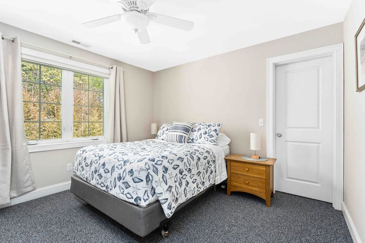 Kitanda cha malkia kilicho na godoro bora la kulala la Serta.  Chumba hiki kina kabati la nguo kwa ajili ya nafasi kubwa ya kuhifadhi!