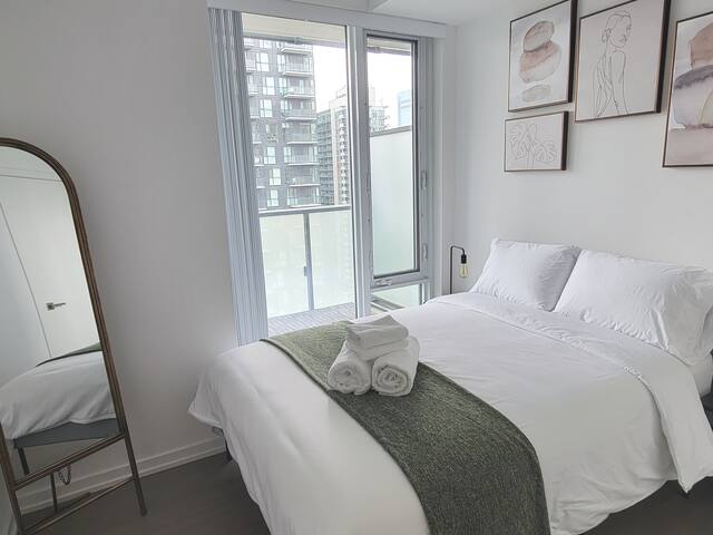 Stylish 2BDR Downtown Toronto Condo w/Balcony+VIEW gallery image 2