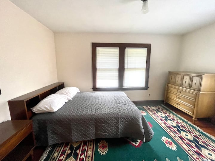 Dhomë gjumi me krevat me madhësi të plotë.