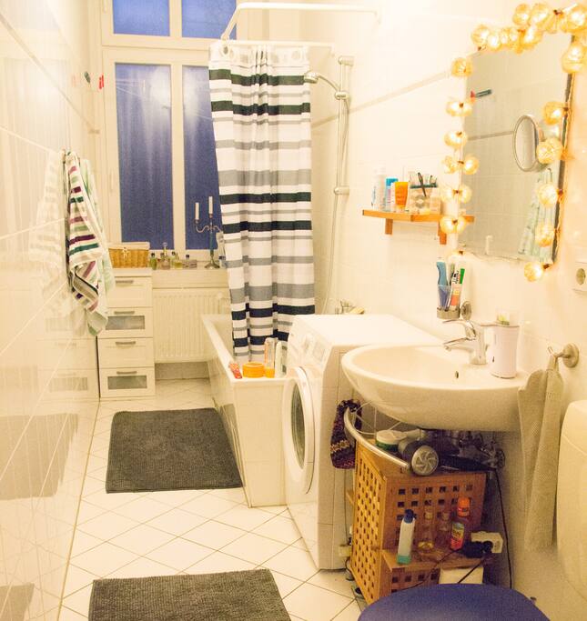 Gemeinsames Badezimmer mit Badewanne und Fenster