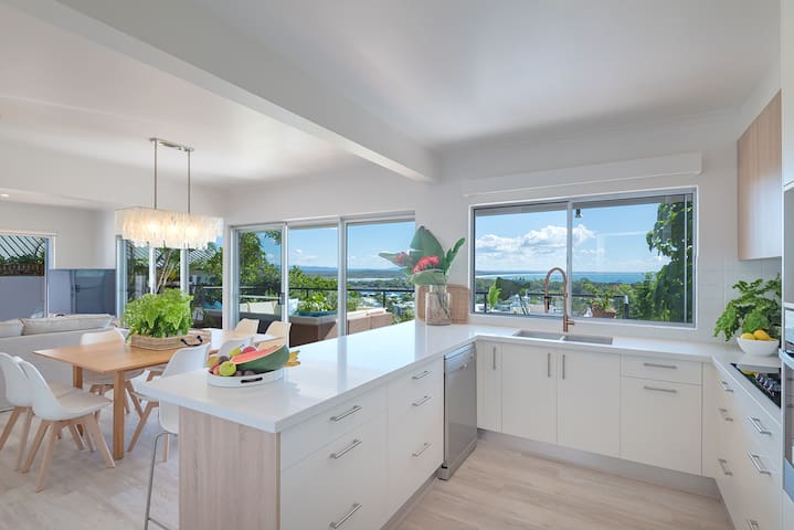 NOOSA HILL HOLIDAY HOUSE – JUST BREATHTAKING gallery image 3