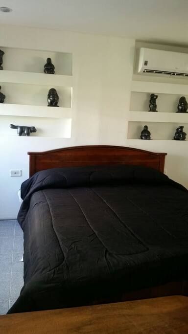 Cama doble , aire acondicionado en todo el apartamento.