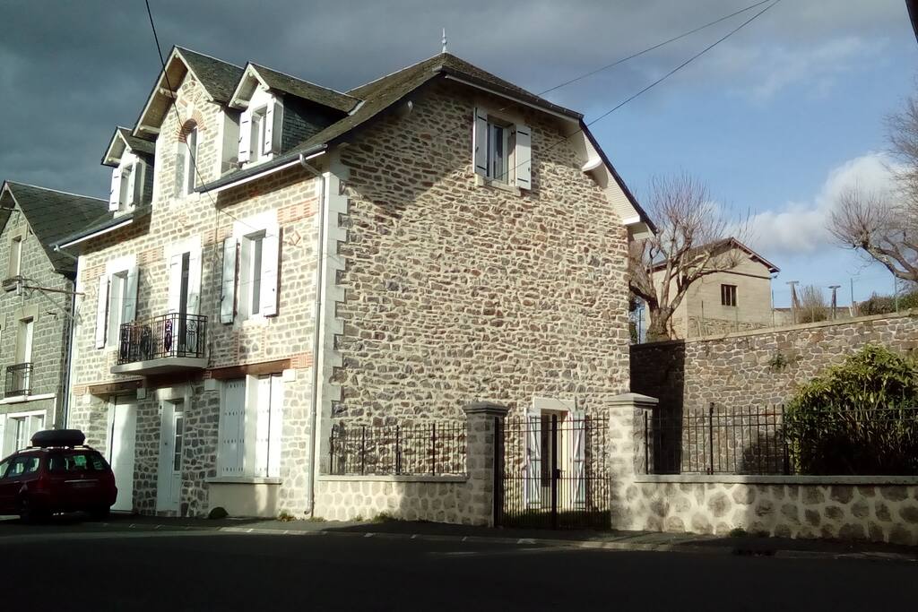 L'entrée se fait par la porte d'entrée en façade