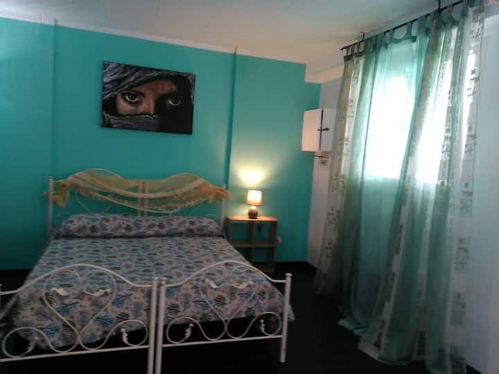 Chambre avec une grande fenêtre