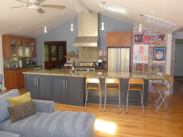 Walk to downtown Palo Alto!