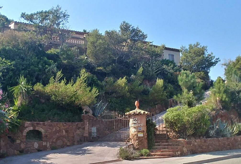 La villa vue se la route
