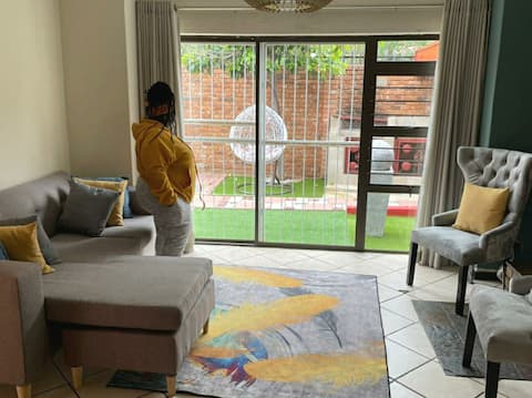 5 bedroom house with braai area next to savannah