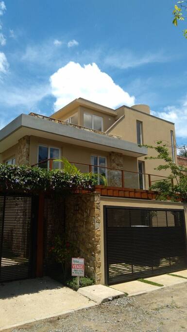 Única casa do condomínio com garagem privativa.